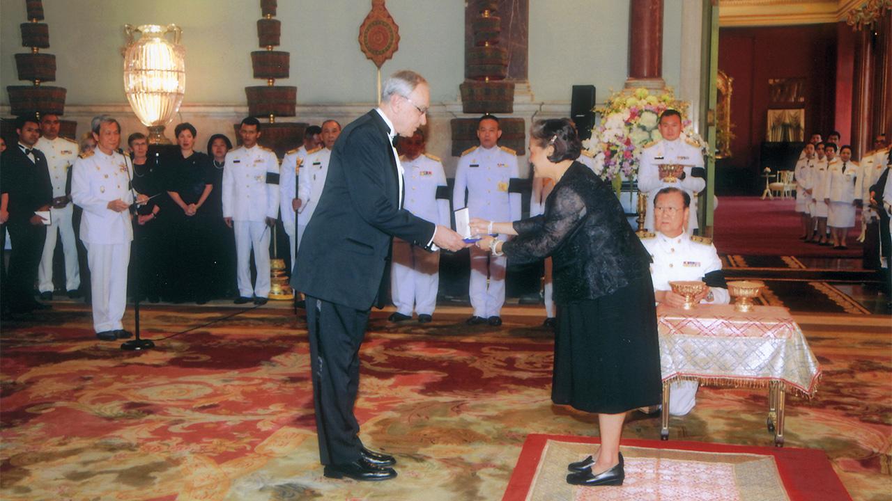 สมเด็จพระเทพรัตนราชสุดาฯ สยามบรมราชกุมารี เสด็จพระราชดำเนินแทนพระองค์ไปในงาน พระราชทานรางวัลสมเด็จเจ้าฟ้ามหิดล ประจำปี 2559 ณ พระที่นั่งจักรีมหาปราสาท ในพระบรมมหาราชวัง เมื่อวันที่ 31 มกราคม.