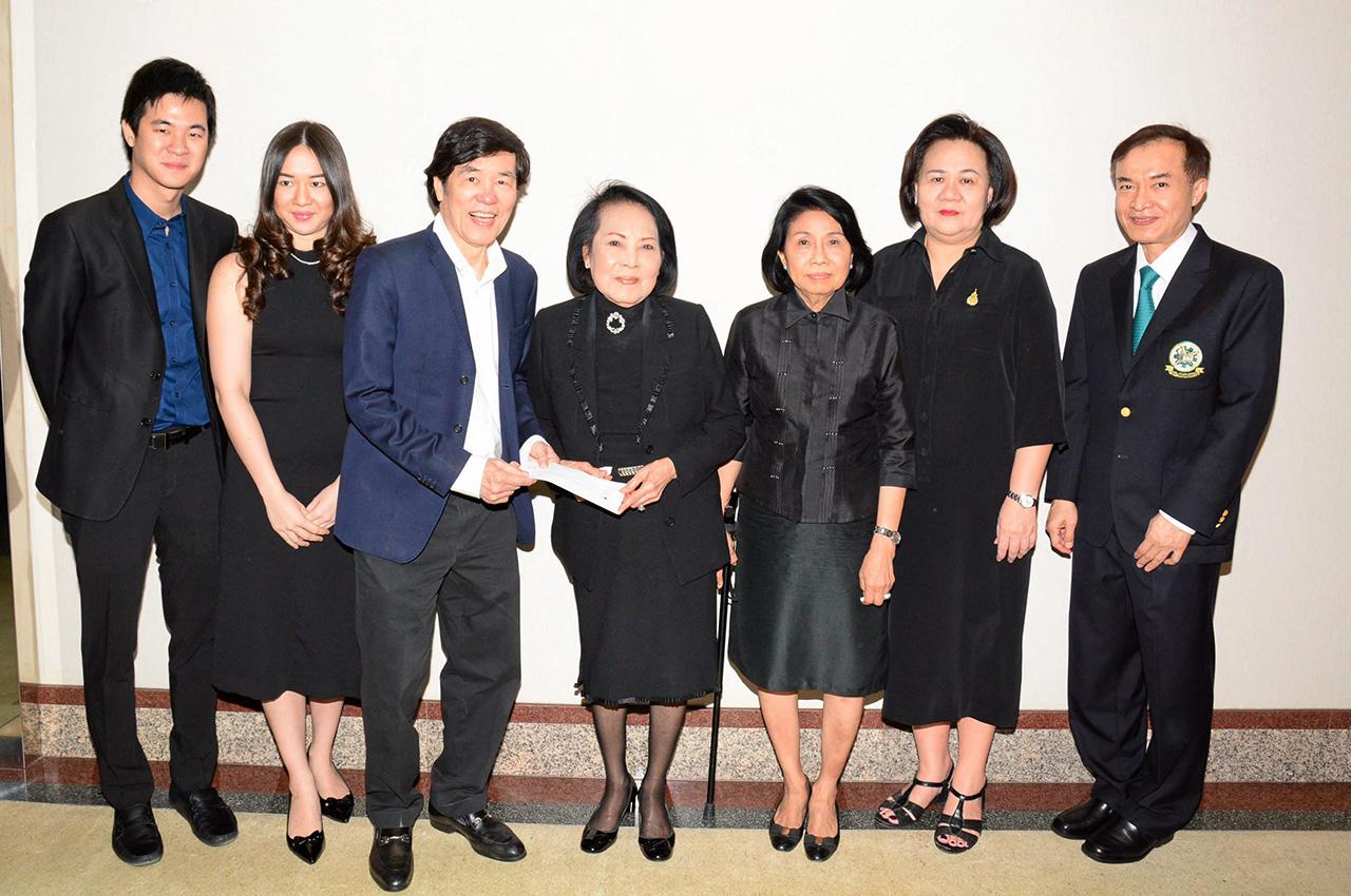 เพื่อการศึกษา นพ.มนัส ฉายาวิจิตรศิลป์ บอสใหญ่เมโกะคลินิค พร้อมลูกชาย พามงคล มามอบเงิน 200,000 บาท ให้แก่ คุณหญิงประณีตศิลป์ วัชรพล เพื่อสมทบทุนมูลนิธิไทยรัฐ โดยมี รศ.ฉวีวรรณ พัฒนจักร และ เพ็ชรากรณ์ วัชรพล มาร่วมในพิธีด้วย ที่ สนง.นสพ.ไทยรัฐ วันก่อน.