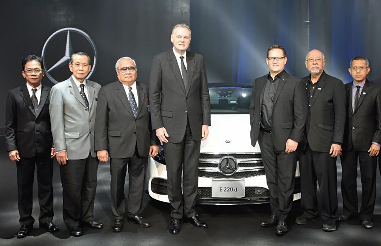 ขับเพลิน ไมเคิล เกรเว่ และ ฟรังค์ ชไตน์อัคเคอร์ เปิดตัว “The new E-Class” เจนเนอเรชั่นที่ 10 รุ่นประกอบในไทย พร้อมฟังก์ชั่นล้ำสมัยเครื่องยนต์ช่วยลดอัตราสิ้นเปลืองน้ำมัน โดยมี ดร.ปราจิน เอี่ยมลำเนา, ขวัญชัย ปภัสร์พงษ์ และ จรวย ขันมณี มาร่วมงานด้วย ที่โรงแรมแชงกรี-ลา วันก่อน.