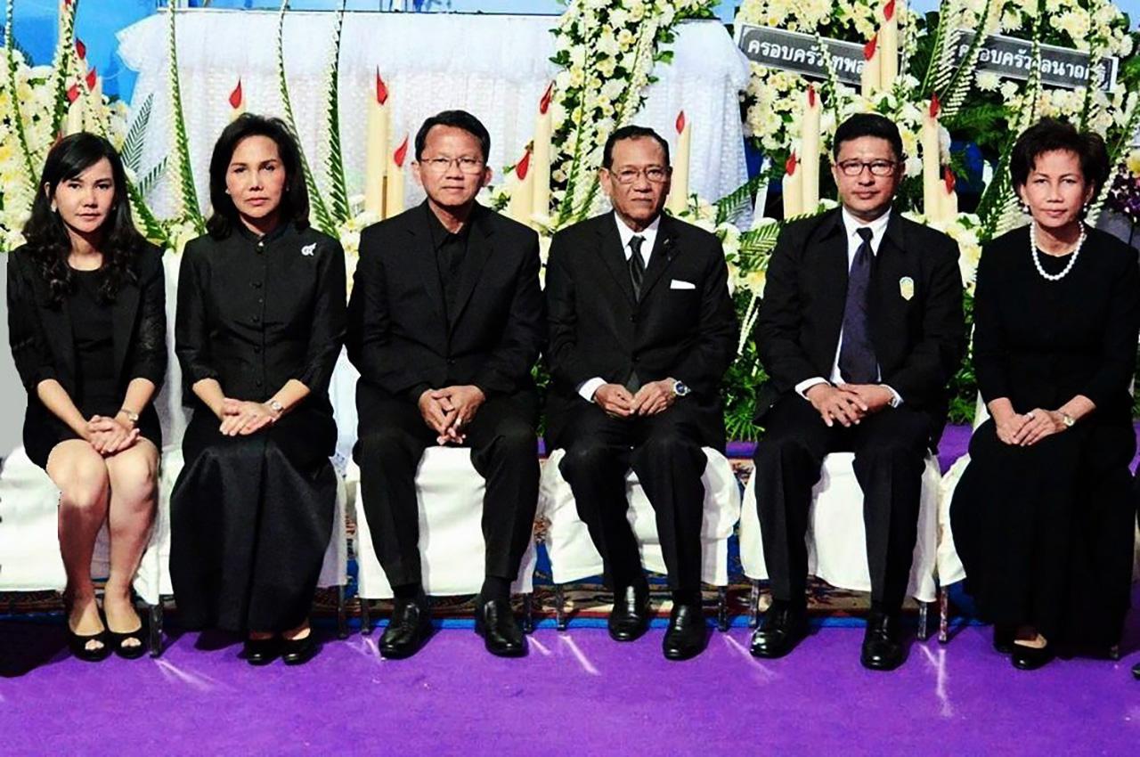 ปลายทางชีวิต ผศ.ดร.ไตรรงค์ สุวรรณคีรี อดีตรองนายกรัฐมนตรี เป็นประธานในพิธีสวดพระอภิธรรม พร เทพสุทิน มารดาของ สมศักดิ์ เทพสุทิน และ ดร.พรรณสิริ กุลนาถศิริ โดยมี อนงค์วรรณ เทพสุทิน มาร่วมในพิธีด้วย ที่บ้านเลขที่ 157 ต.คลองตาล อ.ศรีสำโรง จ.สุโขทัย วันก่อน.
