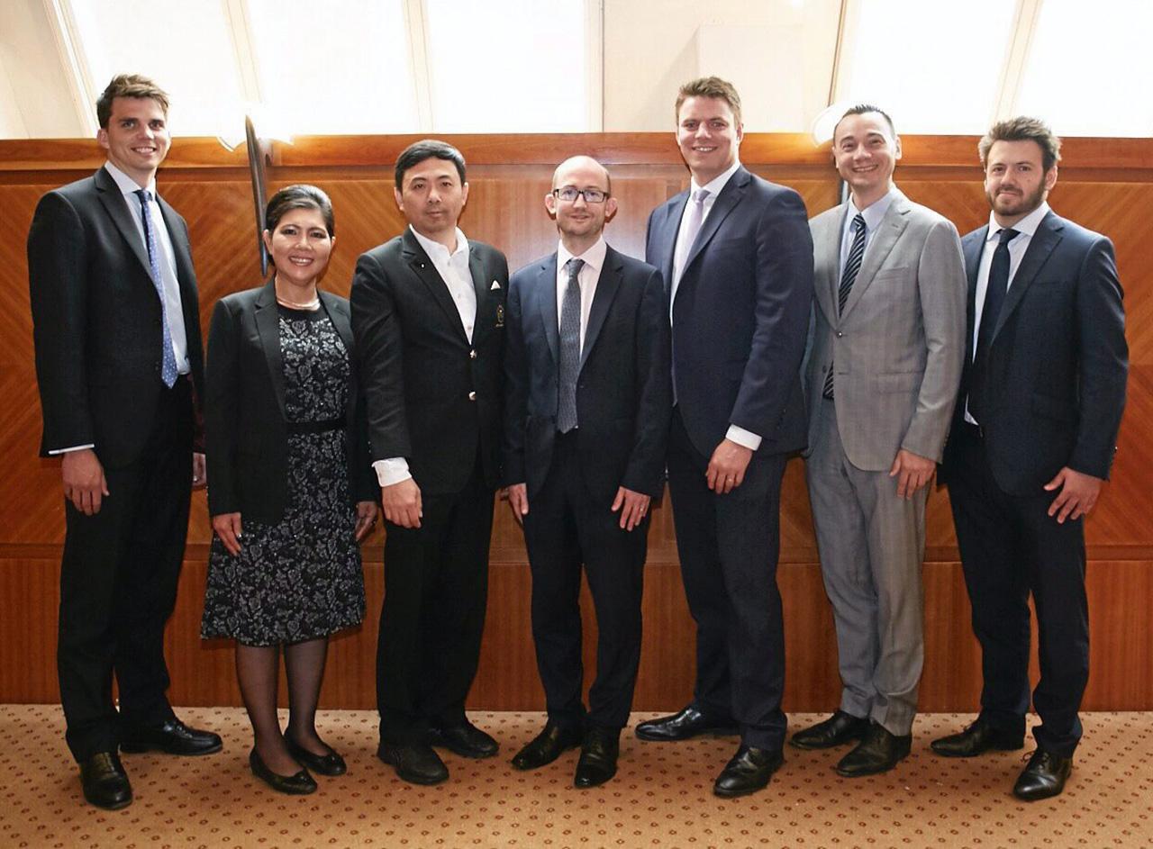เวลคัม นิค วิทเธน ให้การต้อนรับ ดร.ศุภชัย สุขะนินทร์ และคณะผู้เรียน “อัลตร้า เวลท์ รุ่นที่ 3” พร้อมบรรยายพิเศษเรื่องโอกาสการลงทุนอสังหาริมทรัพย์ในอังกฤษ โดยมี สุพินท์ มีชูชีพ, เจมส์ บัคกี้ และ มาร์ติน ปริ้นซ์ มาร่วมฟังด้วย ที่ รร.มิลเลนเนียม ไนทส์ บริดจ์ กรุงลอนดอน ประเทศอังกฤษ วันก่อน.