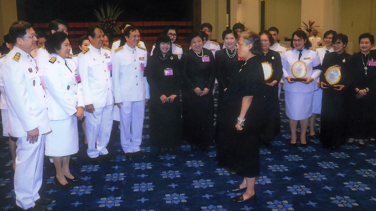 สมเด็จพระเทพรัตนราชสุดาฯ สยามบรมราชกุมารี เสด็จลง ณ ศาลาดุสิดาลัย สวนจิตรลดา พระราชทานพระราชวโรกาสให้ นพ.โสภณ เมฆธน ปลัดกระทรวงสาธารณสุข พร้อมคณะผู้บริหารกระทรวงสาธารณสุข และคณะกรรมการรางวัลศรีสังวาลย์ กระทรวงสาธารณสุข นำผู้ได้รับรางวัล “ศรีสังวาลย์” ประจำปี 2558 และ 2559 เฝ้าฯ รับพระราชทานรางวัล เมื่อวันก่อน.