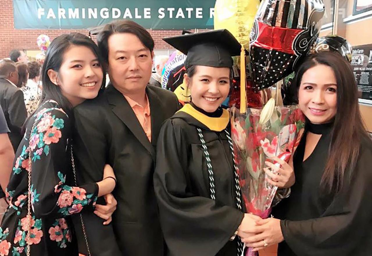 พ่อแม่ปลื้ม วินัย–อรนุช โรจน์ศิริลาวัณย์ ไปร่วมยินดีปลาบปลื้มใจกับ เจนจิรา โรจน์ศิริลาวัณย์ บุตรสาว สำเร็จปริญญาตรี สาขานิเทศทัศน์และการบริหารธุรกิจ จากมหาวิทยาลัยฟาร์มิงเดล สเตท ประเทศสหรัฐฯ.