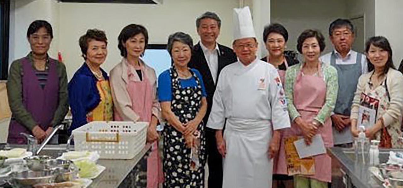 บูมอาหารไทย บรรสาน บุนนาค ออท.ณ กรุงโตเกียว ประเทศญี่ปุ่น และ ยุพดี บุนนาค ภริยา ร่วมเปิดโครงการสาธิตการประกอบอาหารไทย (Thai Cooking Class) โปรโมตอาหารไทยฉลอง 130 ปีไทย-ญี่ปุ่น ที่สถานทูต.