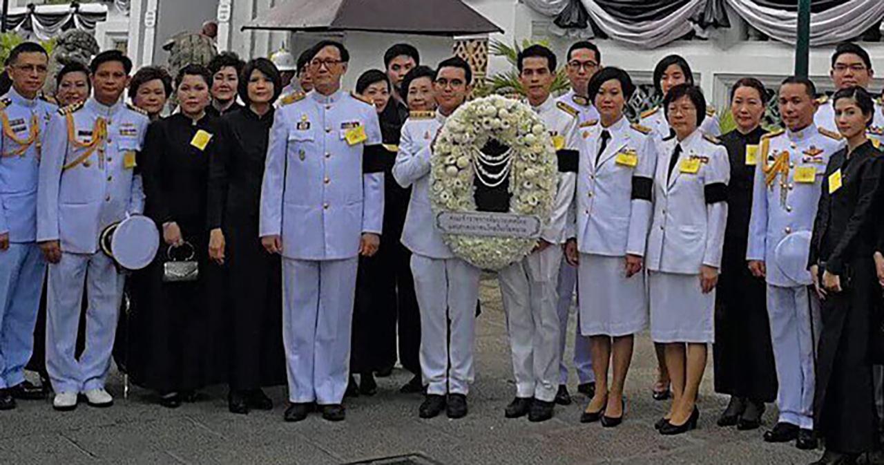ถวายสักการะ มานพชัย วงศ์ภักดี ออท. ณ กรุงฮานอย เวียดนาม นำทีมประเทศไทยและชุมชนชาวไทยในเวียดนาม มาร่วมเป็นเจ้าภาพบำเพ็ญกุศลถวายพระบรมศพ รัชกาลที่ 9 ณ พระที่นั่งดุสิตมหาปราสาท.