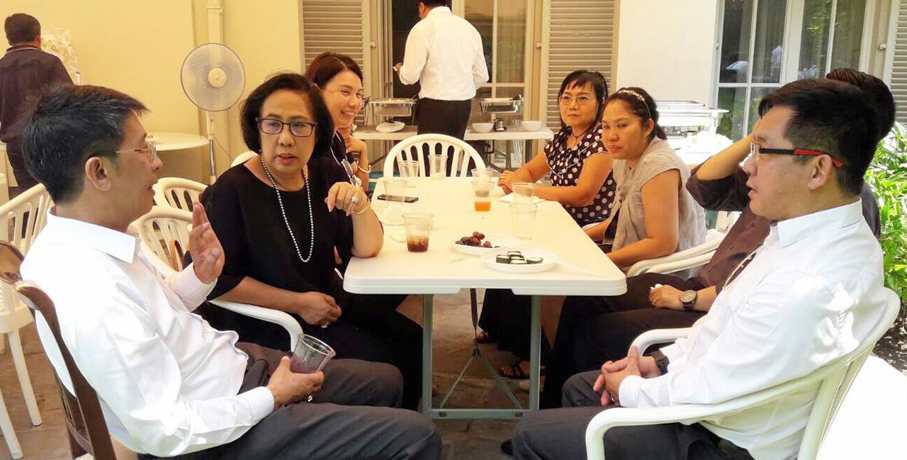 ร่วมหารือ มนัสวี ศรีโสดาพล ออท. ณ กรุงบรัสเซลส์ เบลเยียม เชิญ สุพรรณี บุญถูก และกรรมการสมาคมเพื่อนไทยในเบลเยียม พบปะหารือจัดกิจกรรมเพื่อสร้างชุมชนไทยให้เข้มแข็ง และเผยแพร่วัฒนธรรมแก่เยาวชนไทย.