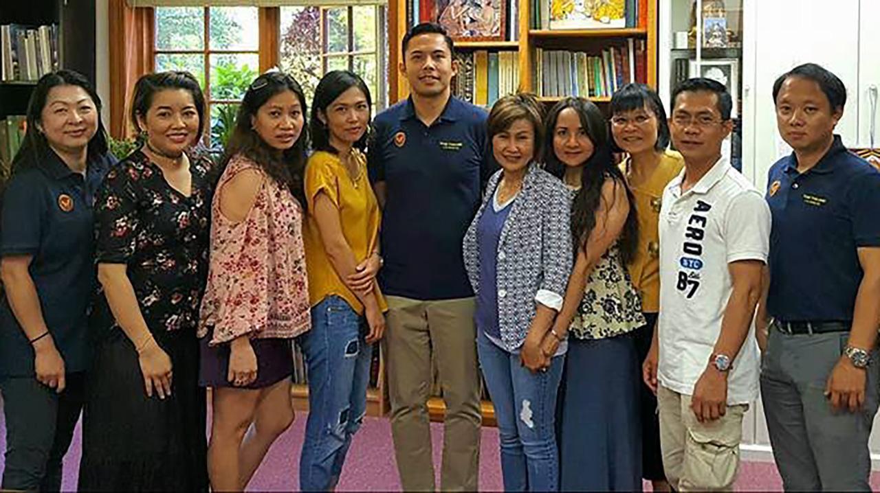 กงสุลสัญจร ศรัณยู อัมพาตระการ กงสุลประจำ สกญ.ณ นครลอสแอนเจลิส สหรัฐฯ จัดคณะเจ้าหน้าที่ไปบริการกงสุลสัญจรแก่ชาวไทยในเมืองซีแอตเติลและใกล้เคียง ที่วัดวอชิงตันพุทธวนาราม เมืองออเบิร์น เมื่อวันก่อน.