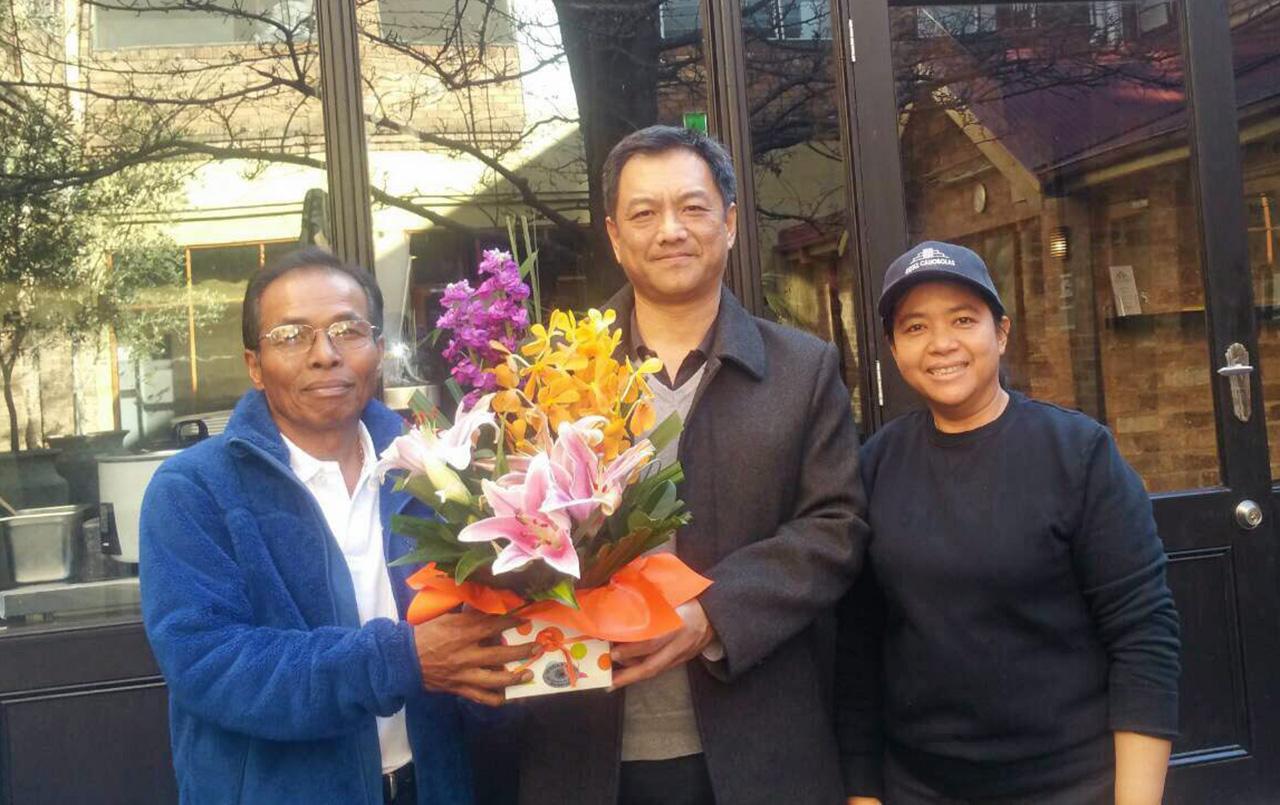 ขยายสาขา ณัฐพล ขันธหิรัญ กสญ. ณ นครซิดนีย์ ออสเตรเลีย ไปร่วม แสดงความยินดีกับ ธนวรรณ นาคเงินทอง ในโอกาสเปิด ร้านอาหาร “ก้องไทย” สาขาใหม่ ที่ออเรนจ์ โดยมี ก้อง–บุญพอ นาคเงินทอง ร่วมต้อนรับ.
