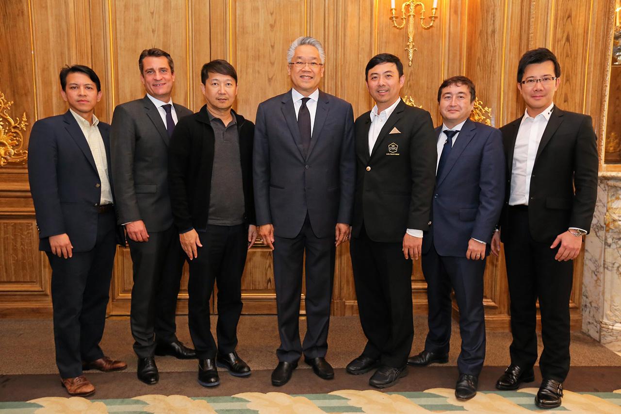 มีความรู้เพิ่ม ชัชวาลย์ เจียรวนนท์ และ ดร.ศุภชัย สุขะนินทร์ นำนักเรียนหลักสูตร อัลตร้า เวลท์ รุ่นที่ 3 ไปทัศนศึกษา พร้อมฟังการบรรยายของ ชอง หลุยส์ นากามูระ จาก บ.ลอมบาร์ด โอดิเย่ร์ โดยมี พิษณุ สุวรรณะชฎ มาร่วมฟังด้วย ที่โรงแรมแคลร์ลิดจ์ เมย์แฟร์ กรุงลอนดอน วันก่อน.