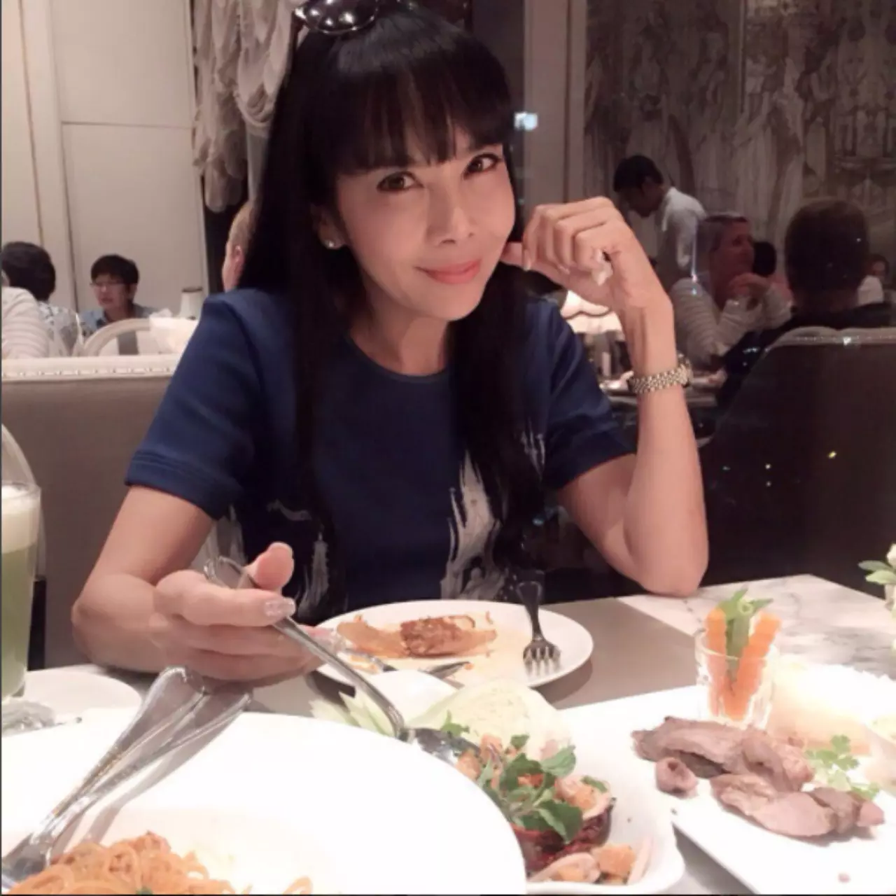 สาวสองพันปี! วัยเฉียด 60 แต่ยังสาวสะพรั่ง ตั๊ก มยุรา ดูแลตัวเองยังไง?