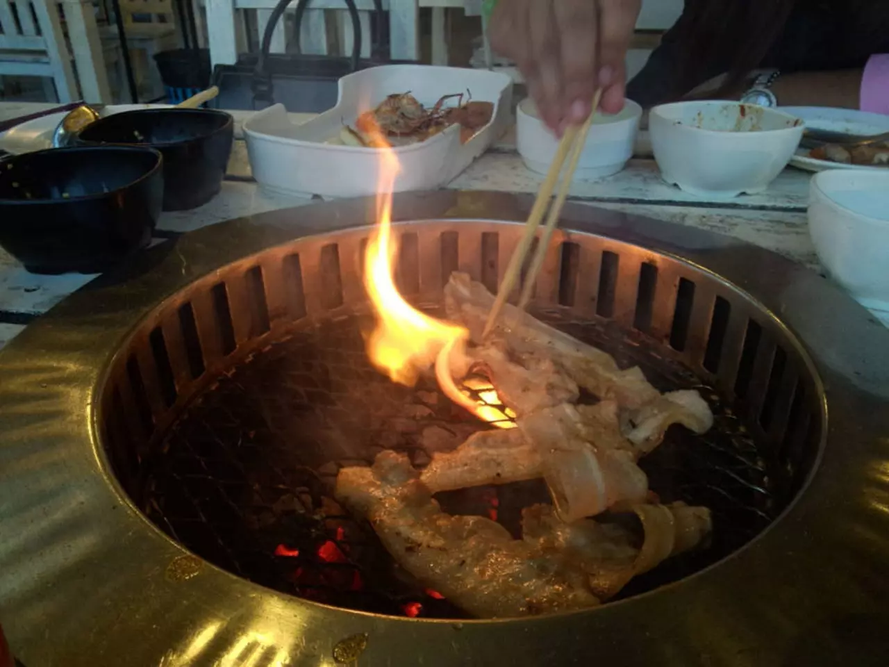 ชาวเน็ตข้องใจ! ญาติโยมถวายสุกี้ หมูกระทะ ชาบู ให้พระฉัน ผิดไหม?