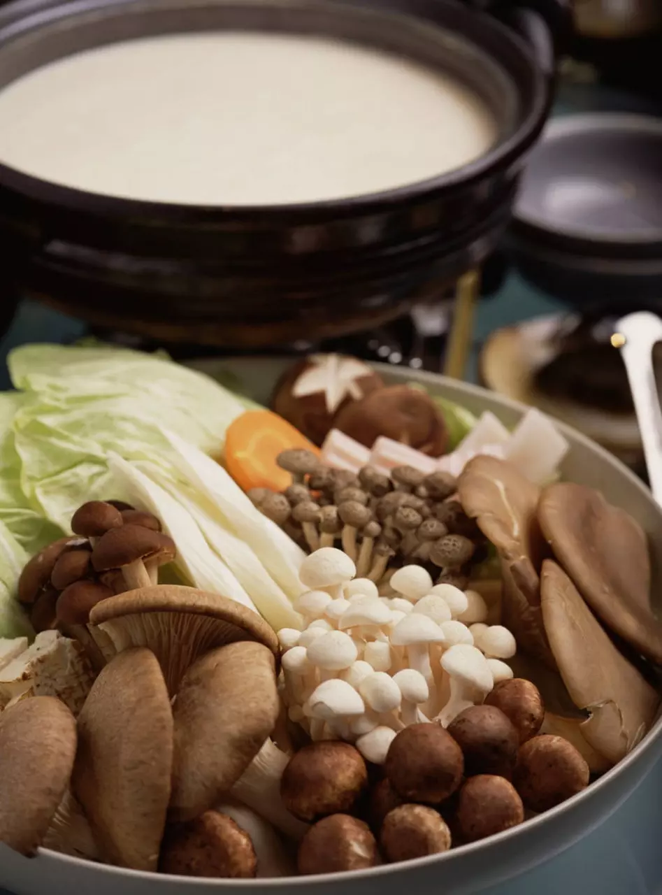 ชาวเน็ตข้องใจ! ญาติโยมถวายสุกี้ หมูกระทะ ชาบู ให้พระฉัน ผิดไหม?