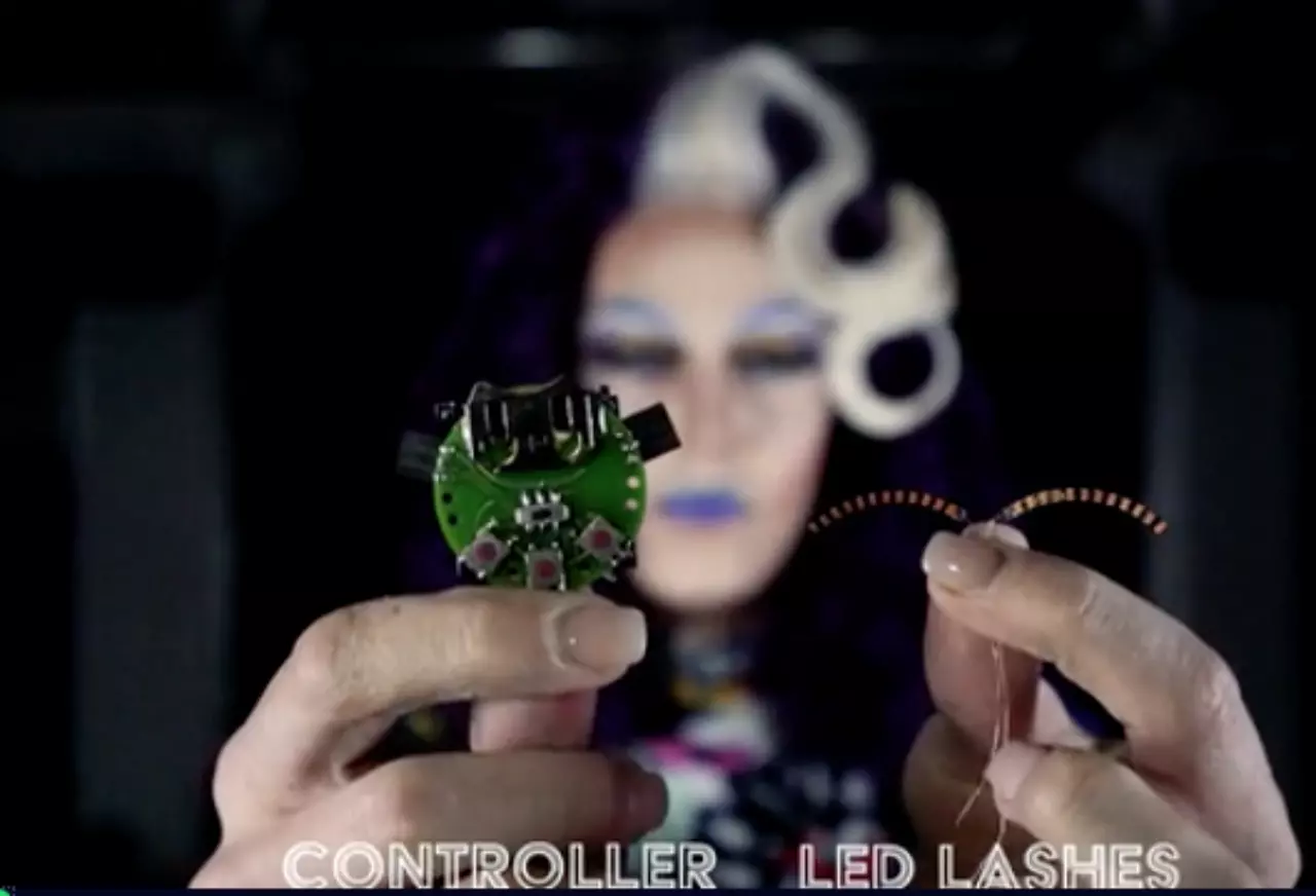 ขนตาไฮเทค! ปฏิวัติวงการแฟชั่น ขนตาปลอมติด LED ล้ำจนเกือบตามไม่ทัน