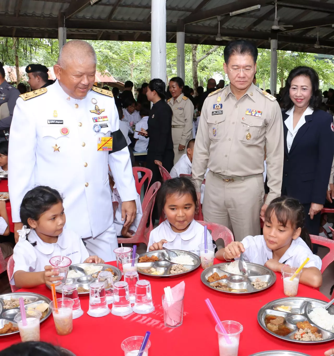 ในหลวง พระราชทานอุปกรณ์การเรียน-เครื่องเขียน แก่ร.ร. ที่โคราช