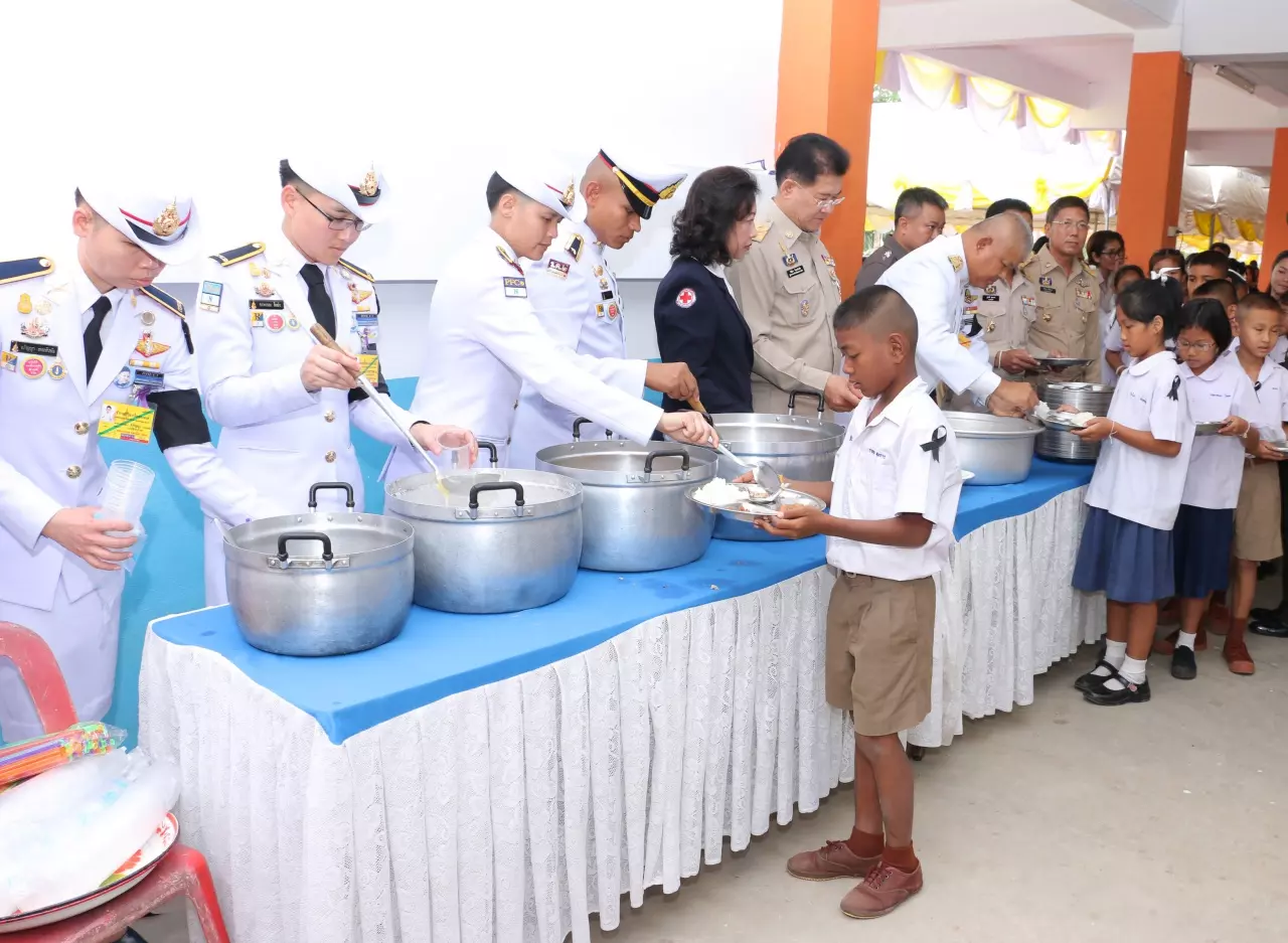ในหลวง พระราชทานอุปกรณ์การเรียน-เครื่องเขียน แก่ร.ร. ที่โคราช
