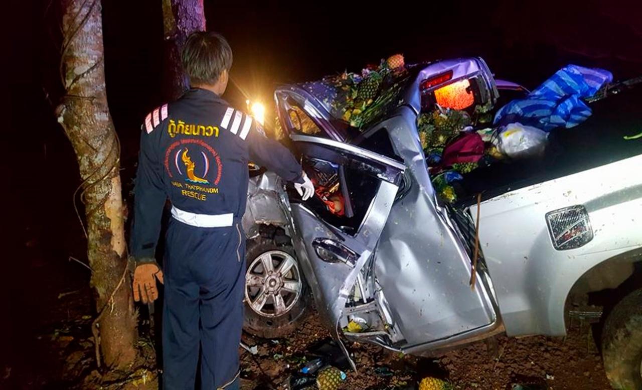 อุบัติเหตุรถกระบะชนต้นไม้ริมถนน หมายเลข 212 สายธาตุพนม-มุกดาหาร ฝั่งถนนมุ่งหน้าไปยัง จ.มุกดาหาร