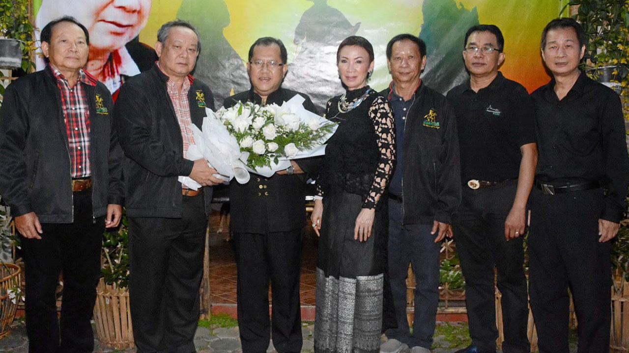 ดีใจด้วย รศ.นพ.อำนาจ อยู่สุข รองอธิการบดี มช. มอบดอกไม้แสดงความยินดีแก่ ผศ.ดร.ประสิทธิ์ โนรี ในโอกาสได้เป็นนายกสมาคมศิษย์เก่าแม่โจ้ โดยมี ดร.สมชาย เขียวแดง, ดร.ศักดิ์ ลำจวน, ชาติชาย ชัยเลิศ และ นงนุช นามวงศ์ มาร่วมงานด้วย ที่บ้านสวนสารภี จ.เชียงใหม่ วันก่อน.