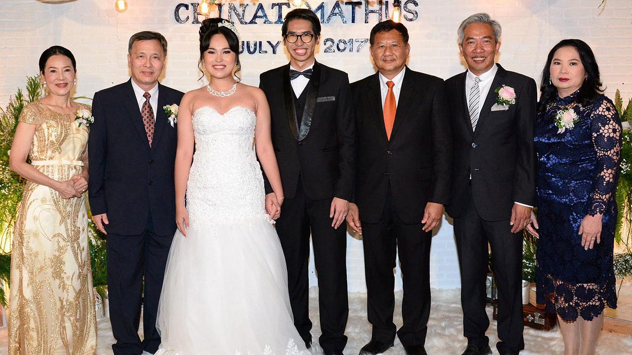 คู่รักคู่เลิฟ สรัญ รังคสิริ ประธาน จนท.ปฏิบัติการกลุ่มธุรกิจ ปตท. เป็นประธานในงานแต่งงานระหว่าง ชินาติ บุตรี ณัฐสกาว เบญจบัณฑิต กับ เมธัส บุตร มุขพล–ศุภลักษณ์ มณีน้อย ท่ามกลางบรรยากาศของความชื่นมื่น ที่ห้องวิภาวดี บอลรูม โรงแรมเซ็นทาราแกรนด์ ลาดพร้าว วันก่อน.