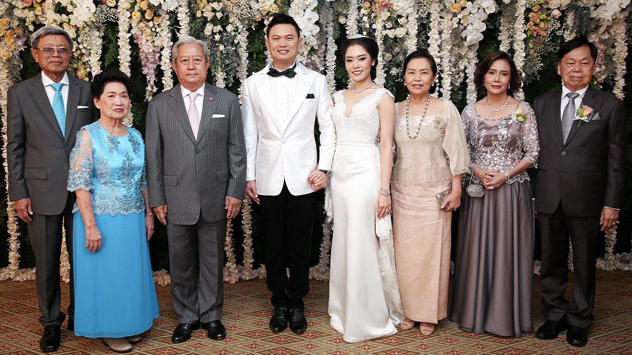 วิวาห์ชื่นมื่น พล.อ.สุรยุทธ์ จุลานนท์ องคมนตรี เป็นประธานในงานวิวาห์ระหว่าง สวิตา บุตรี บุญฤทธิ์–ผศ.สุดา ปีตะวรรณ กับ ศ.ดร.สุชัชวีร์ บุตร ธีรศักดิ์–วัลลีย์ สุวรรณสวัสดิ์ โดยมี พ.อ.หญิง ท่านผู้หญิงจิตรวดี จุลานนท์ มาร่วมอวยพรด้วย ที่ รร.แมนดาริน โอเรียนเต็ล วันก่อน.