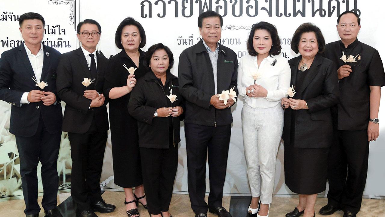 กิจกรรม กำธร วังอุดม จัดกิจกรรมประดิษฐ์ “ดอกไม้จันทน์...ดอกไม้ใจ ถวายพ่อของแผ่นดิน” โดยมี โยธิน ดำเนินชาญวนิชย์, ดร.คุรุจิต นาครทรรพ, เพ็ชรากรณ์ วัชรพล, พวงเพ็ชร ชุนละเอียด และ รพีพรรณ เหลืองอร่ามรัตน์ นักธุรกิจสาวอินเตอร์ มาร่วมงานด้วย ที่บริษัท ปตท. วันก่อน.