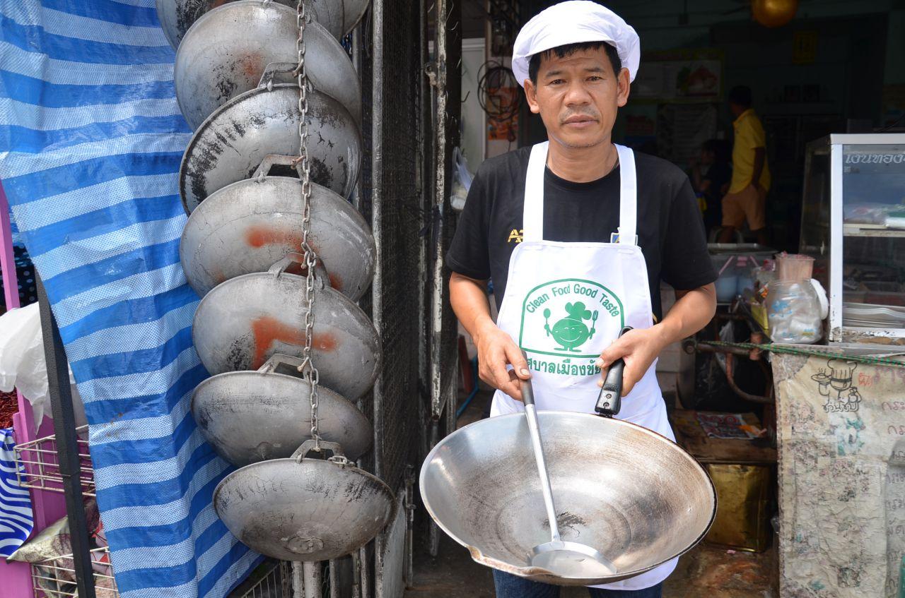 นายกิตติพงศ์ ทิมช่วย อายุ 41 ปี เจ้าของร้านผัดไทยร้อย 9 กระทะ