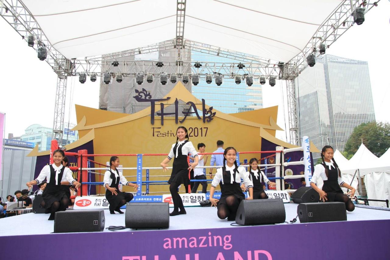 คณะนักเรียนนาฏศิลป์ จากโรงเรียนไทยรัฐวิทยา82 ขึ้นซ้อมการแสดงชุดออนซอนไทยแลนด์ แดนอีสาน