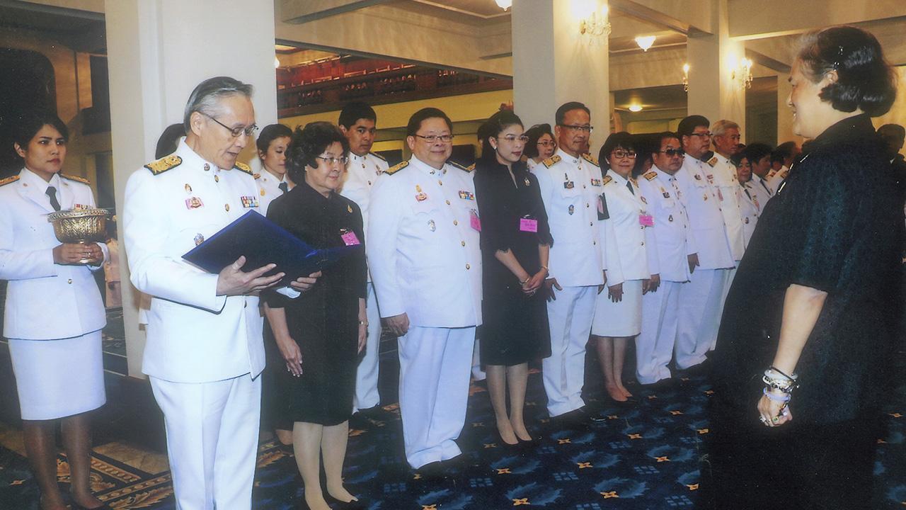 สมเด็จพระเทพรัตนราชสุดาฯ สยามบรมราชกุมารี เสด็จลง ณ ศาลาดุสิดาลัย สวนจิตรลดา พระราชทานพระราชวโรกาสให้ คณะกรรมการร้านกระทรวงการต่างประเทศ เข้าเฝ้าฯ ทูลเกล้าฯ ถวายเงินซึ่งเป็นรายได้จากการออกร้านงานกาชาด ประจำปี 2559 เพื่อบำรุงสภากาชาดไทย เมื่อวันก่อน.