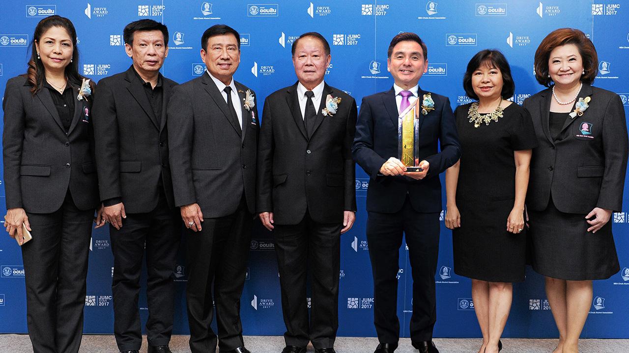ยอดเยี่ยม - วิสุทธิ์ ศรีสุพรรณ รมช.การคลัง มอบรางวัลบริหารจัดการองค์กรยอดเยี่ยมให้แก่ สมชัย เลิศสุทธิวงค์ ในงาน Drive Award 2017 โดยมี ชาติชาย พยุหนาวีชัย, รัตนา เตชะพันธ์งาม และ อุบลวรรณ ช่างเขียนดี มาร่วมงานด้วย ที่จุฬาลงกรณ์มหาวิทยาลัย วันก่อน.
