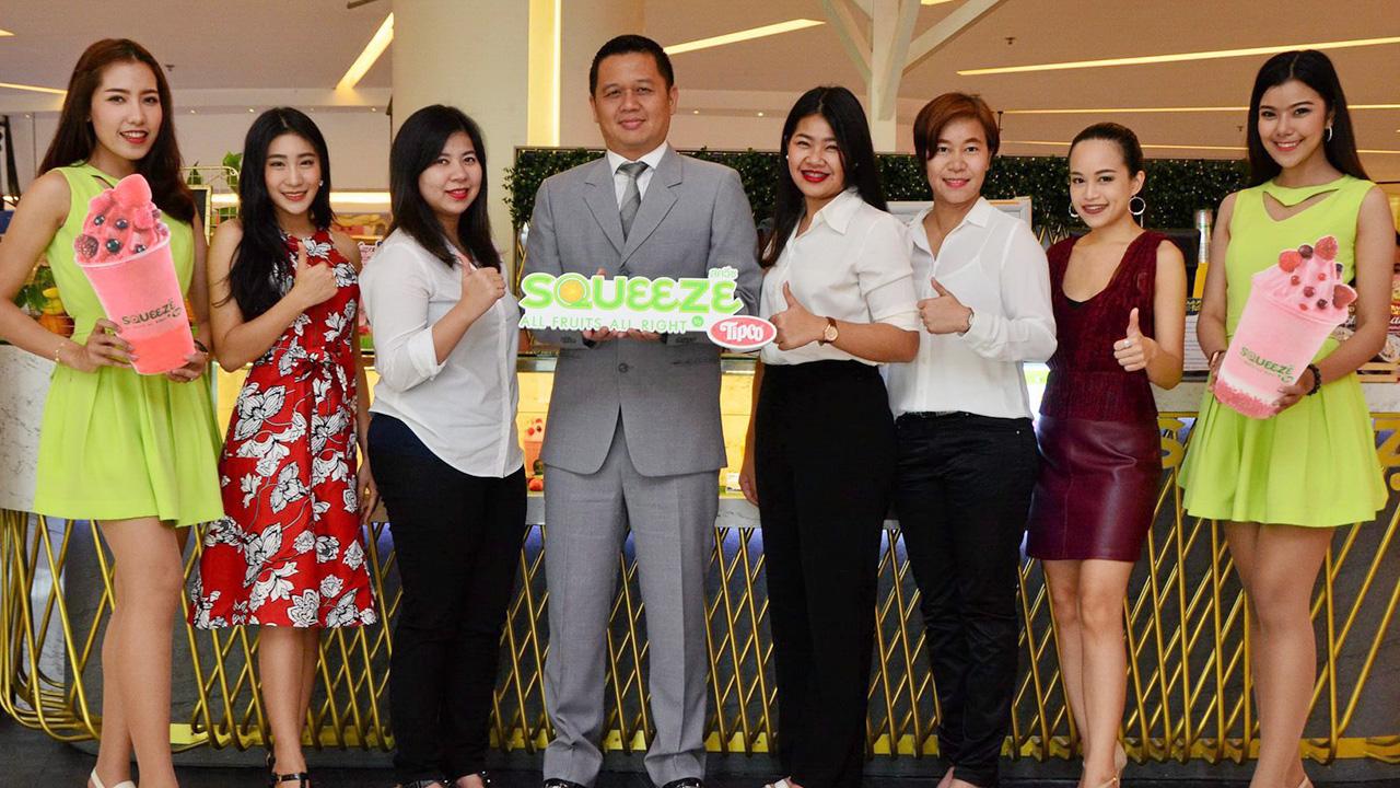 ลุยตลาด - พีรพงษ์ อาชวพงษ์สวัสดิ์ กก.ผจก.ทิปโก้ รีเทล จัดงานแถลงข่าวแผนกลยุทธ์ทิศทางการตลาด พร้อมเดินหน้าบุกตลาดแฟรนไชส์และเพิ่มสาขาทั่วประเทศ โดยมี ม.ล.เอวิตา ยุคล, ณัฎฐิ์ประภา ชุณหะวัณ และ ภควดี มีปรีชา มาร่วมงานด้วย ที่ร้านสควีซ สยามพารากอน วันก่อน.