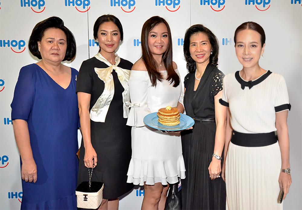 เพ็ชรากรณ์ วัชรพล, สุพรทิพย์ ช่วงรังษี, ณินทิรา โสภณพนิช และนวลพรรณ ล่ำซำ ร่วมกันยินดีกับ ดร.อุษณีย์ มหากิจศิริ ลีโอณีโอ.