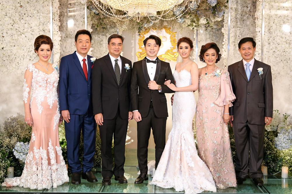 วันวิวาห์ อภิสิทธิ์ เวชชาชีวะ อดีตนายกรัฐมนตรี เป็นประธานในงานวิวาห์ระหว่าง มณฑิรา บุตรี ประดิษฐ-สุมนทิพย์ สกุลสุวรรณ กับ จตุพร บุตร วีระ-วรรณา หัตถกิจจำเริญ ท่ามกลางความปลื้มปีติของบรรดาผู้มาร่วมอวยพร ที่ห้องรอยัล บอลรูม โรงแรมแมนดาริน โอเรียนเต็ล วันก่อน.