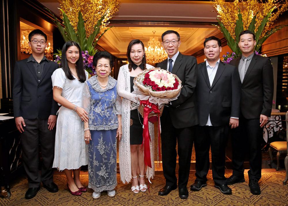 แฮปปี้เบิร์ธเดย์ โชคชัย เศรษฐีวรรณ จัดงานเลี้ยงฉลองวันเกิดให้สวีทฮาร์ท พรทิพย์ เศรษฐีวรรณ โดยมี พรดี ลี้อิสสระนุกูล, ชุตินันท์ เลี่ยวไพรัตน์ และ ชนนท์-ชนินท์-ชณพ เศรษฐีวรรณ มาร่วมอวยพรกันอย่างคึกคัก ที่ห้องนอร์มังดี โรงแรมแมนดาริน โอเรียนเต็ล วันก่อน.