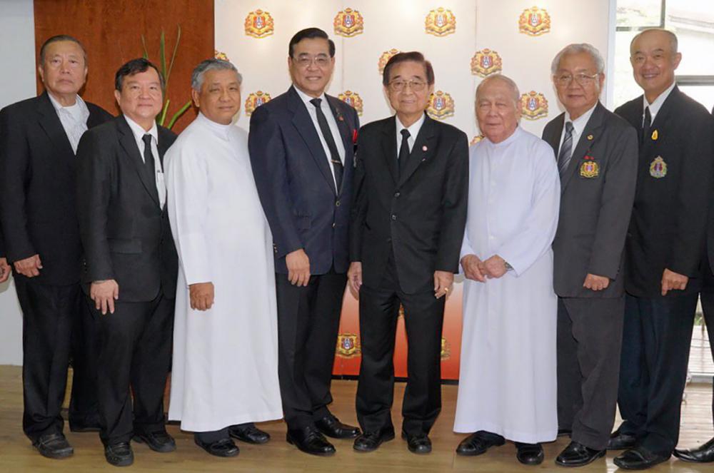 เก่าแก่ วัลลภ เจียรวนนท์ จัดพิธีทำบุญครบรอบการก่อตั้งสมาคมอัสสัมชัญ 113 ปี โดยมี ภราดาสุรสิทธิ์ สุขชัย, ภราดาหลุยส์ วิริยะ ฉันทโรดม, ปิยะบุตร ชลวิจารณ์, ชัยวัฒ วงศ์ศรีชนาลัย, สุรพงษ์ เตชะหรูวิจิตร และ อำพล รัตนสงวนวงศ์ มาร่วมงานด้วย ที่สมาคม ถ.พระราม 4 วันก่อน.