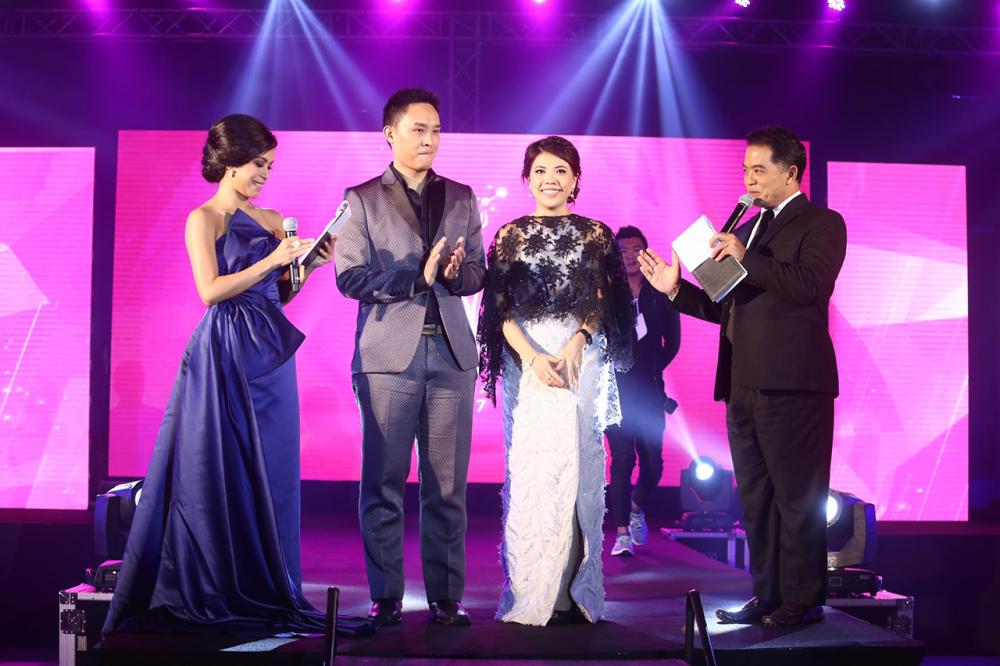 2 ผู้อำนวยการกองประกวด นายปริญญา วงษ์เชิดขวัญ ผู้อำนวยการเวทีกองประกวด และ ดร.พรทิพย์ วงษ์เชิดขวัญ ผู้ถือลิขสิทธิ์กองประกวด