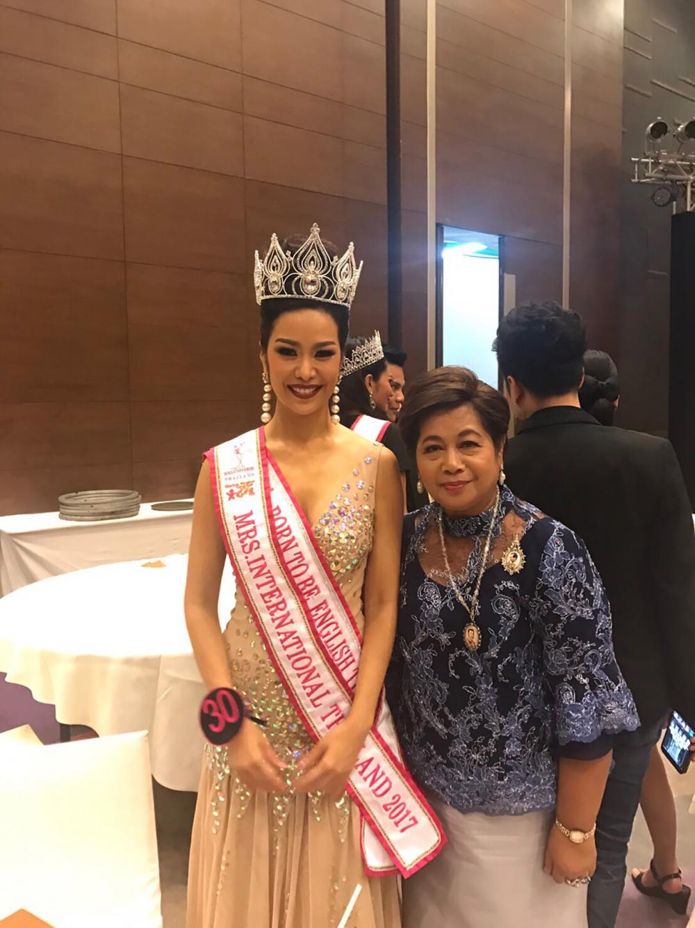 มอบมงกุฎหลังเวทีให้กับ รองชนะเลิศอันดับ 1