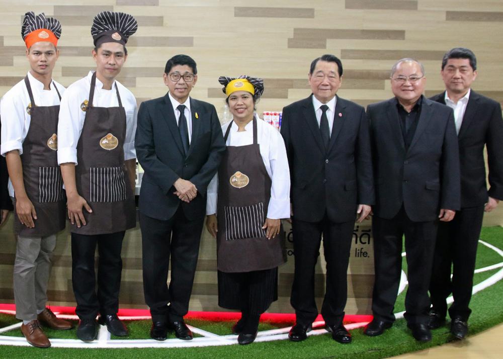ยุค4.0 ดร.วิษณุ เครืองาม รองนายกรัฐมนตรี เยี่ยมชมนวัตกรรมอาหาร 4.0 บูธ บ.เจริญโภคภัณฑ์อาหาร ในงาน THAIFEX-World of Food Asia 2017 โดยมี ธนินท์ เจียรวนนท์, สุขวัฒน์ ด่านเสริมสุข และ ประสิทธิ์ บุญดวงประเสริฐ ให้การต้อนรับ ที่ชาเลนเจอร์ เมืองทองธานี วันก่อน.
