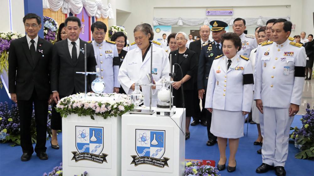 สมเด็จพระเทพรัตนราชสุดาฯ สยามบรมราชกุมารี เสด็จพระราชดำเนินไปทรง เปิดงานครบรอบ 5 ปี โครงการมหาวิทยาลัยเด็กประเทศไทย ณ บ้านวิทยาศาสตร์สิรินธร อุทยานวิทยาศาสตร์ประเทศไทย จ.ปทุมธานี เมื่อวันที่ 2 มิถุนายน.