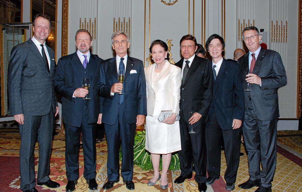 ฉลองวันชาติ ฟรานเชสโก ซาเวริโอ นิซิโอ ทูตอิตาลี จัดงาน “ฉลองวันชาติอิตาลี” โดยมี จิลล์ การาชง ทูตฝรั่งเศส, คุณหญิงกิ่งแก้ว เอื้อทวีกุล, เพเทอร์ พรือเกล, กีริล มิไฮโลวิช บรัสกี และ อภินันท์ ปวนะฤทธิ์ มาร่วมงานด้วย ที่โรงแรมแมนดาริน โอเรียนเต็ล ค่ำวันก่อน.