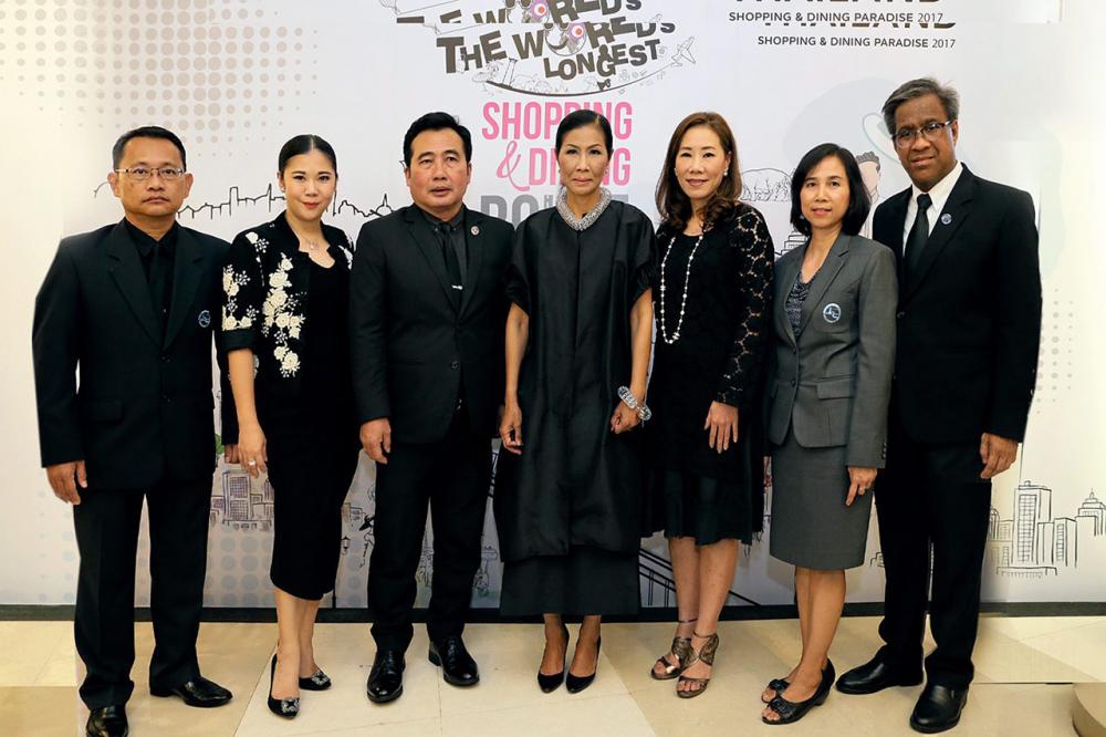 วงจรสนุก กอบกาญจน์ วัฒนวรางกูร รมว.การท่องเที่ยวและกีฬา เปิดโครงการ Thailand Shopping and Dining Paradise 2017 กิน-ช็อป-เที่ยว โดยมี นพดล ภาคพรต, กรวิทย์ วงศ์ประเสริฐ, ฐาปนีย์ เกียรติไพบูลย์ และ ชนิสา แก้วเรือน มาร่วมงานด้วย ที่สยามพารากอน วันก่อน.