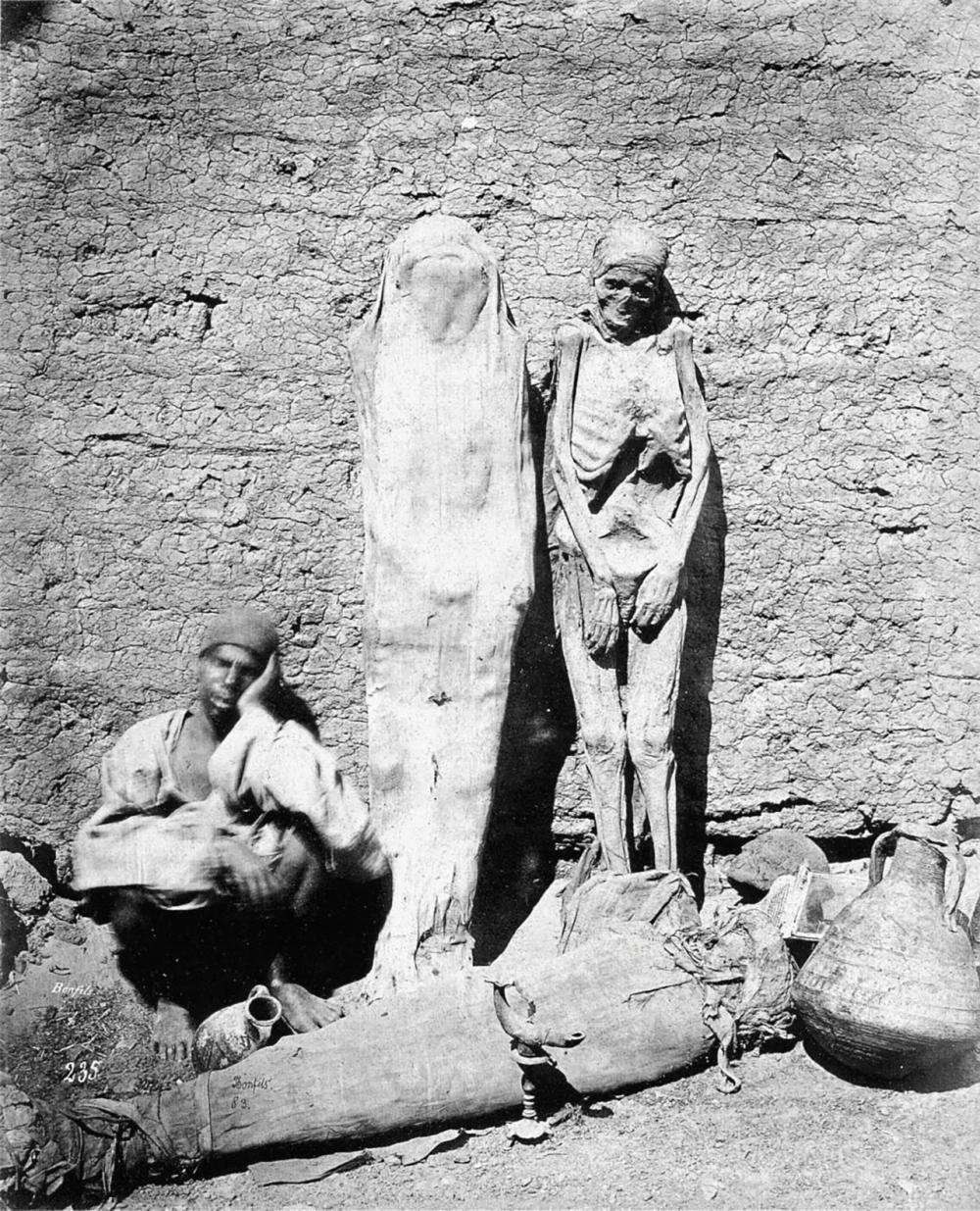 พ่อค้านั่งขายมัมมี่ตามท้องถนนในช่วงปี ค.ศ.1875.