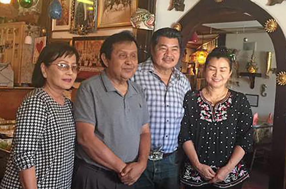 กลับไทย เชฟตุ๋ย–สุทธิพร สังข์มี และภรรยา เชฟอ้วน–รัชนี สังข์มี เจ้าของร้านจิตรลดา แอล.เอ. จัดเลี้ยงส่ง สมเจตน์–วัลลภา พยัคฆฤทธิ์ ที่รีไทร์ และจะกลับไปใช้ชีวิตที่เมืองไทย.