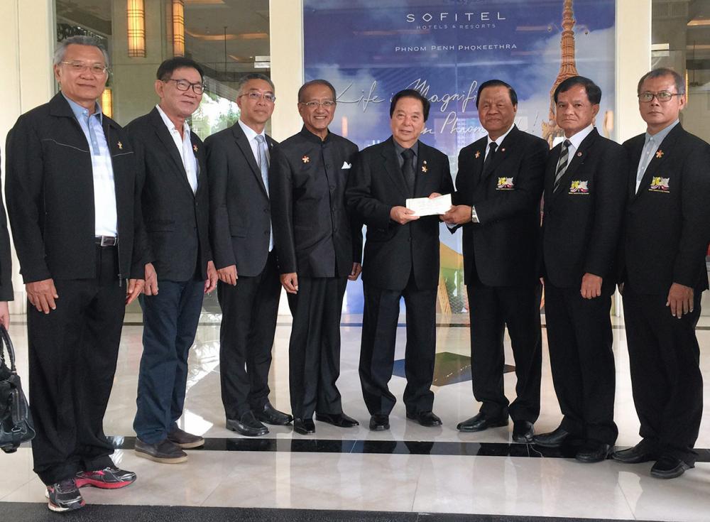 สนับสนุน พล.อ.วิชิต ยาทิพย์ นายกสมาคมมิตรภาพไทย-กัมพูชา มอบเงิน 100,000 บาท แก่ วินัย วีระภุชงค์ ประธานมูลนิธิวีระภุชงค์ สนับสนุนโครงการ “ธรรมยาตรา 5 แผ่นดิน ตามรอยพระอริยสงฆ์ลุ่มน้ำโขง” ที่กรุงพนมเปญ.