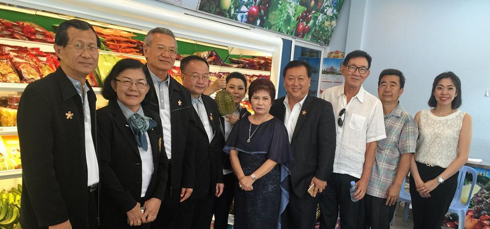 ร้านคนไทย ชัช ชลวร, ดร.ชัยยงค์ สัจจิพานนท์, สุรศักดิ์ ตรีรัตน์ตระกูล, นพ.ศุภชัย ถนอมทรัพย์, ผศ.ลักขณา บรรพกาญจน์ และ ดำฤทธิ์ วิริยะกุล ไปเยี่ยมร้านขายผลไม้ของ ดวงใจ จันทร นักธุรกิจไทย ที่กรุงพนมเปญ.