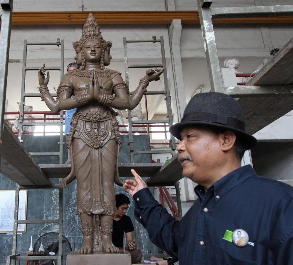 นายประสพสุข รัตน์ใหม่ หัวหน้ากลุ่มประติมากรรม สำนักช่างสิบหมู่ กรมศิลปากร จังหวัดนครปฐม