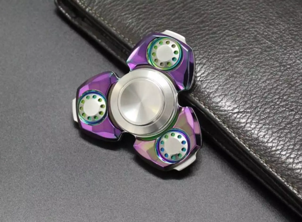 Hand Spinner ของเล่นเทรนด์ใหม่! แก้เครียด แต่เล่นมากเสี่ยงเป็นไบโพลาร์