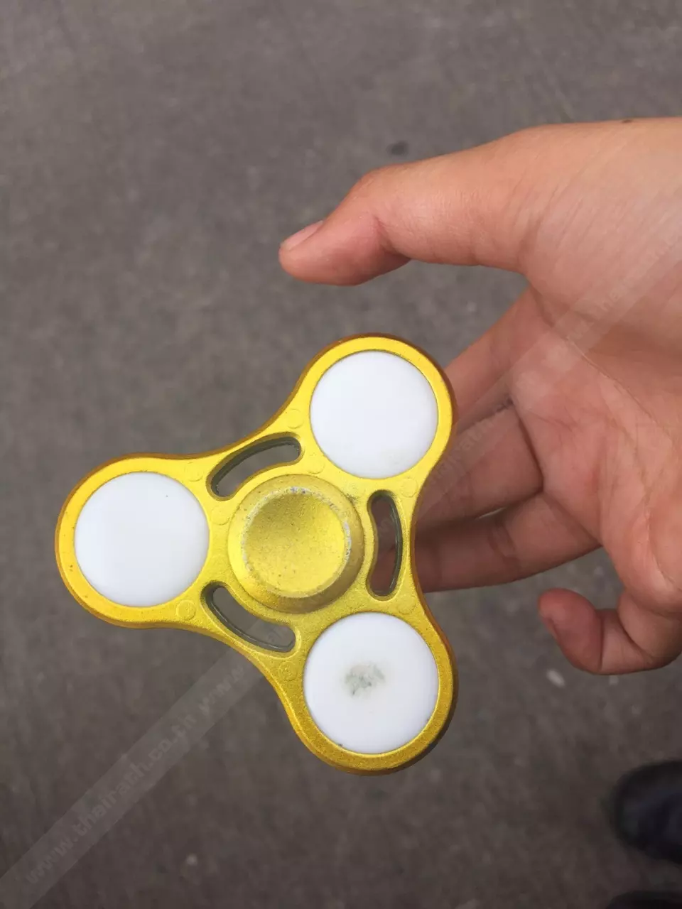 Hand Spinner ของเล่นเทรนด์ใหม่! แก้เครียด แต่เล่นมากเสี่ยงเป็นไบโพลาร์