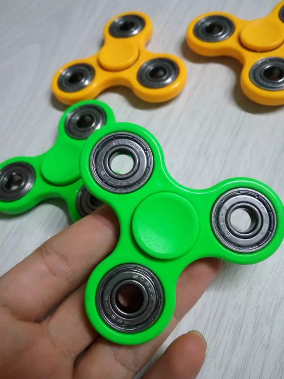 Hand Spinner ของเล่นเทรนด์ใหม่! แก้เครียด แต่เล่นมากเสี่ยงเป็นไบโพลาร์