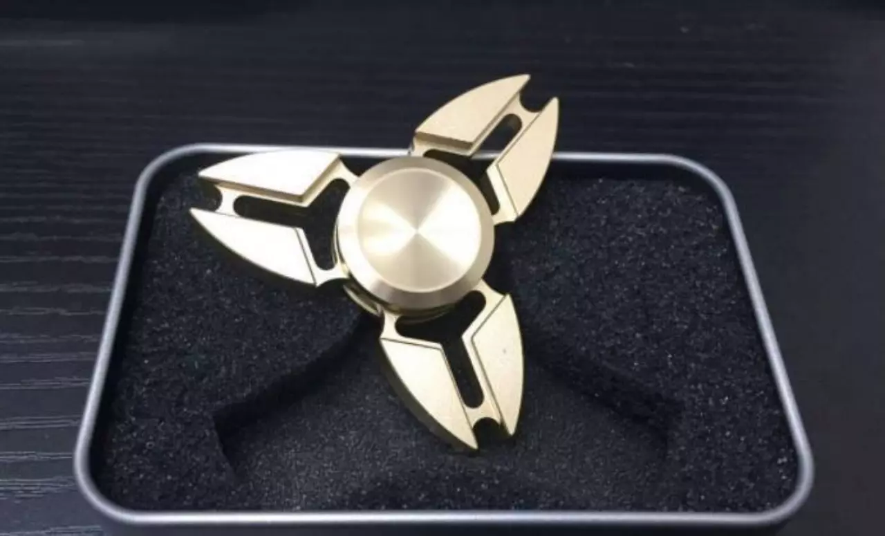 Hand Spinner ของเล่นเทรนด์ใหม่! แก้เครียด แต่เล่นมากเสี่ยงเป็นไบโพลาร์