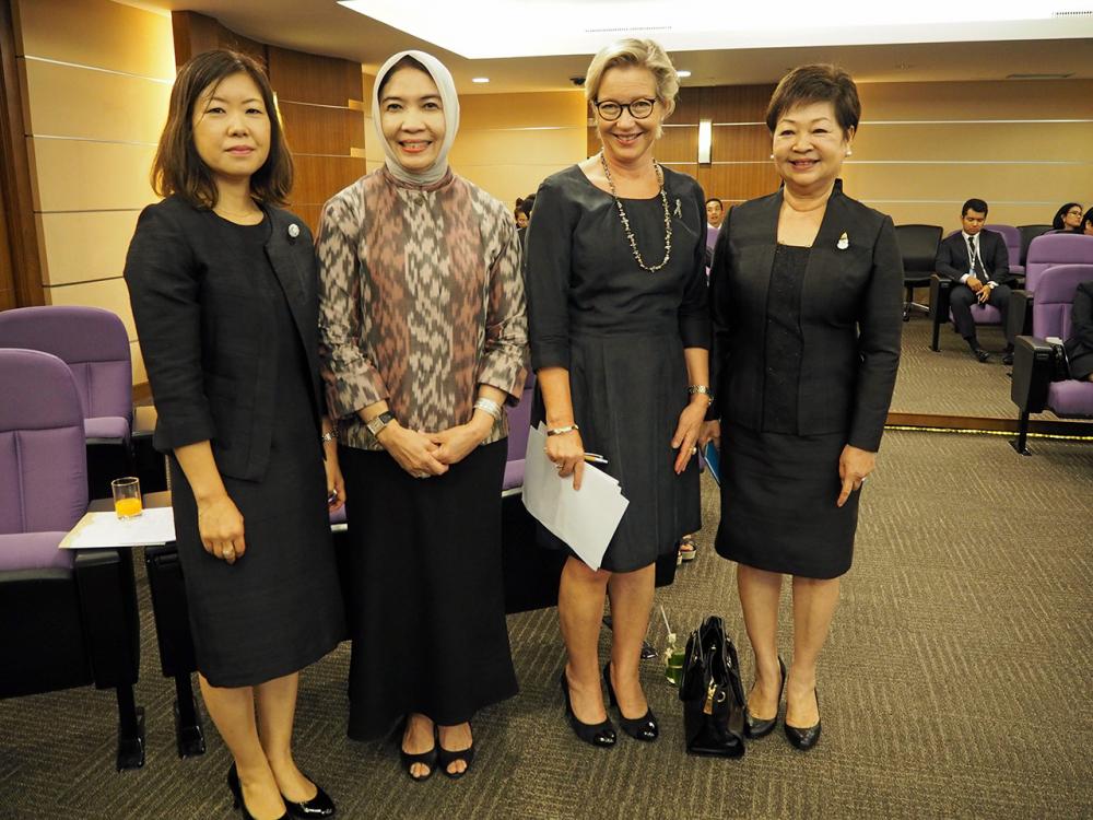 มณฑิยา แพ่งสภา นายก สปอท. (ซ้ายสุด) ให้การ ต้อนรับภริยาทูตที่มาร่วมงาน.
