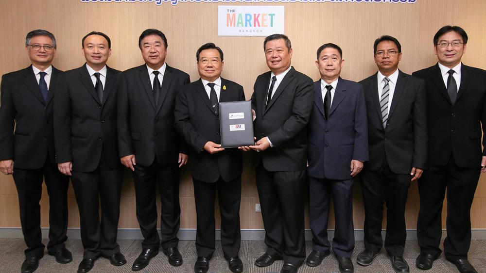 โอเค สุรชัย โชติจุฬางกูร และ พรอุดม โชติมโนธรรม ลงนามสัญญาก่อสร้าง โครงการเดอะ มาร์เก็ต แบงคอก ศูนย์การค้าแห่งใหม่พร้อมเปิดให้บริการปี 2561 โดยมี พิรุณ ลิมปิวิวัฒน์กุล, ชาญชัย พันธุ์โสภา และ พรศักดิ์ โชติมโนธรรม มาร่วมในพิธีด้วย ที่ สนง.เดอะ แพลทินัม กรุ๊ป วันก่อน.